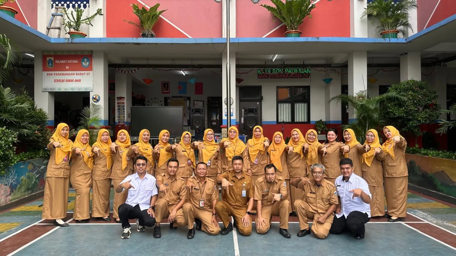 Foto bersama setelah Upacara Hari Senin